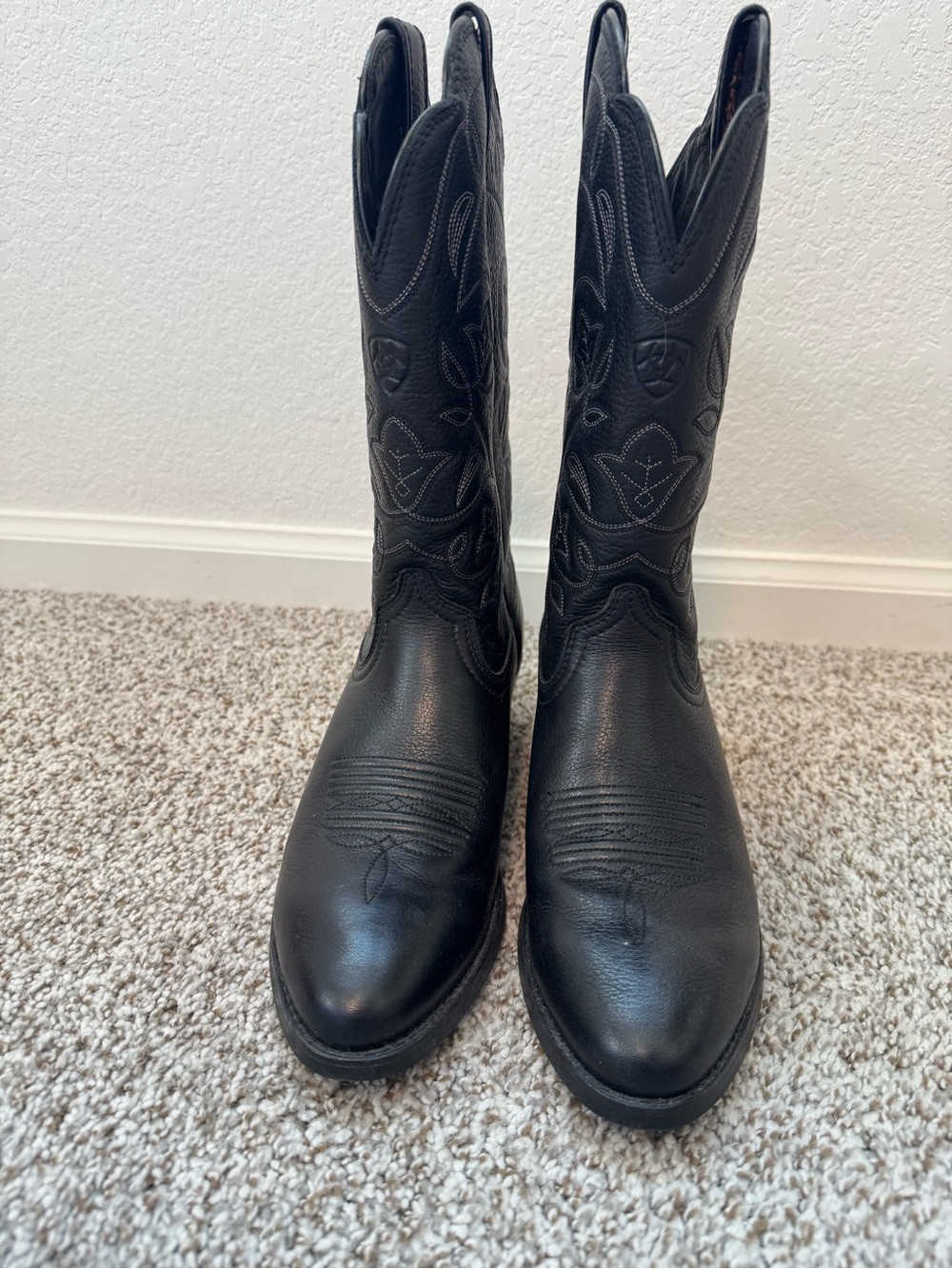 Never Worn Ariat Black Heritage R Toe Leather Western Boots - Picture 2 of 5
